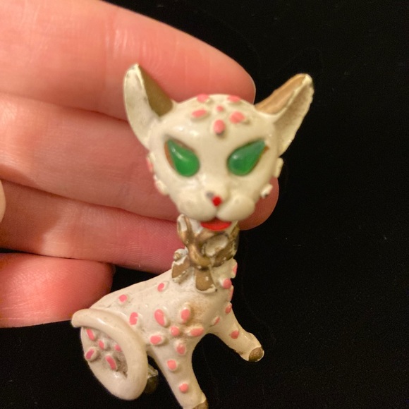 Vintage 1960s Trifari Cat Pin - Green Rhinestone Gem Accents, Pink Spots - Picture 6 of 13